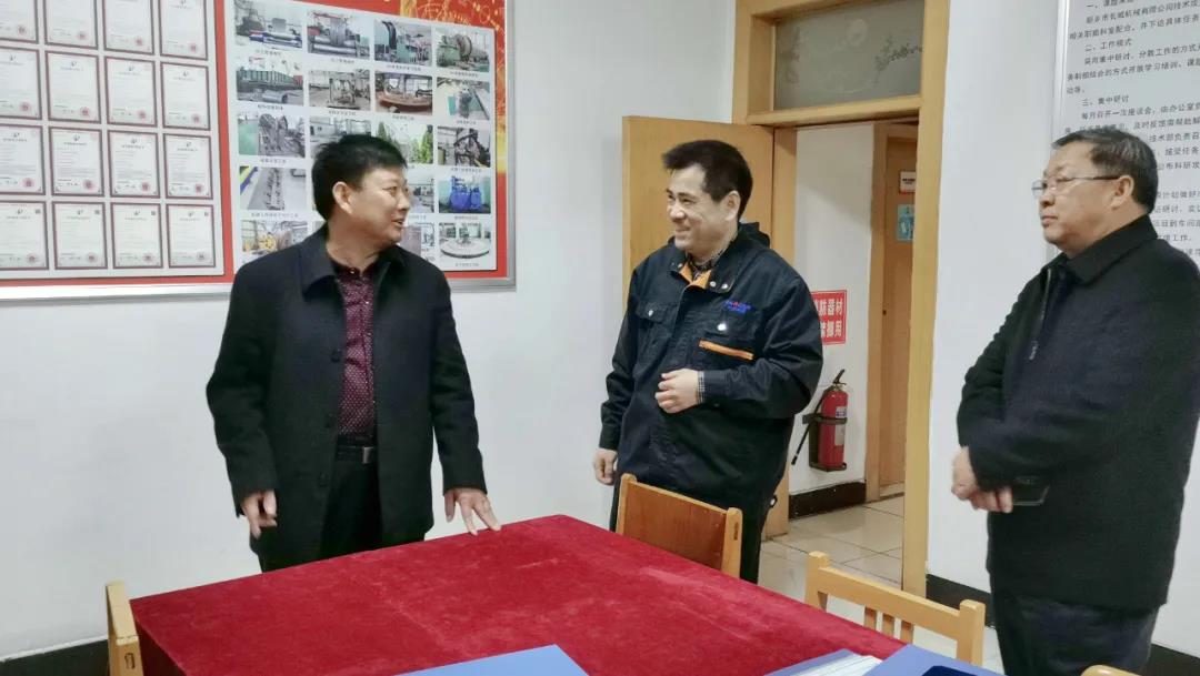 新鄉(xiāng)市總工會副主席王世良(左一)、輝縣市總工會主席李樹林(右一)指導(dǎo)工作