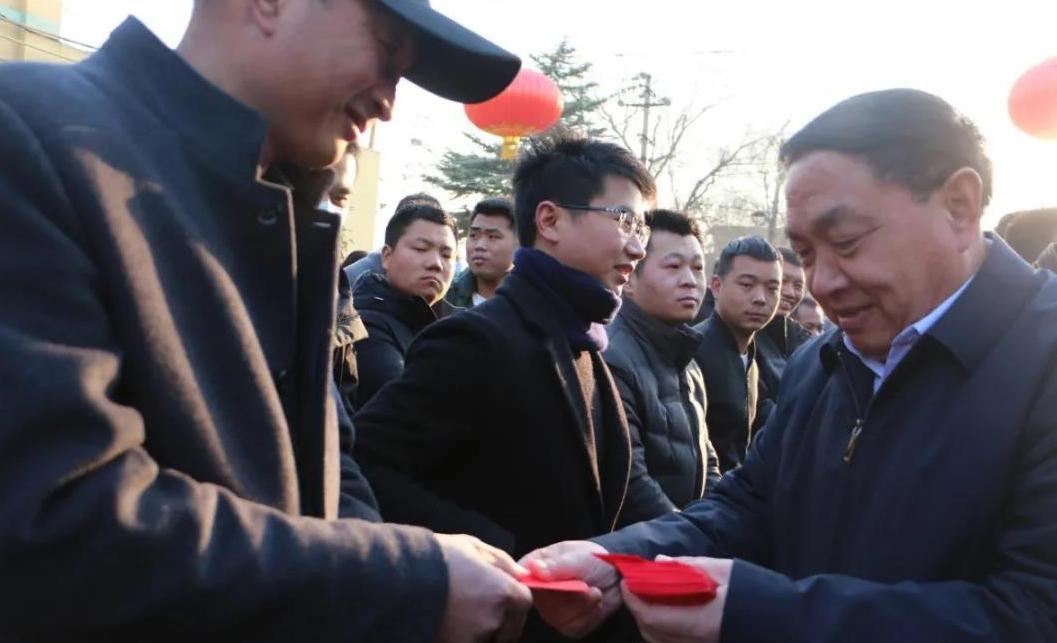 新鄉(xiāng)長城機(jī)械領(lǐng)導(dǎo)為員工發(fā)開工紅包