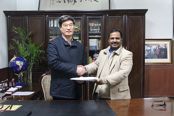 新鄉(xiāng)長城機(jī)械與巴基斯坦客戶合作現(xiàn)場