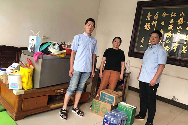 新鄉(xiāng)長城派代表慰問受災(zāi)的員工