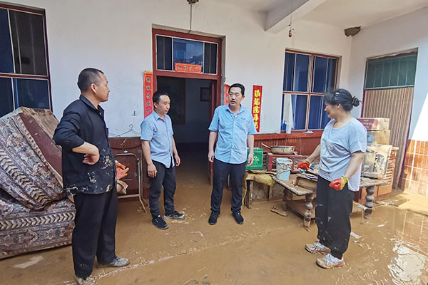 新鄉(xiāng)長城派代表慰問受災(zāi)的員工