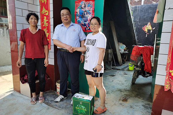 新鄉(xiāng)長城派代表慰問受災(zāi)的員工