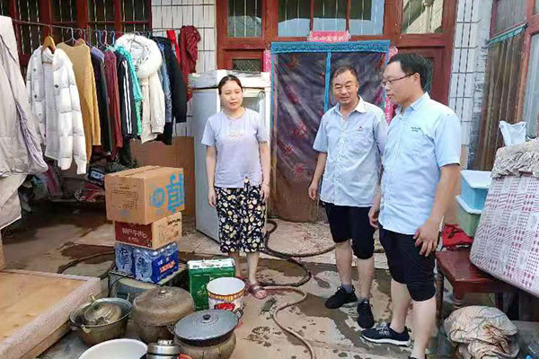 新鄉(xiāng)長城派代表慰問受災(zāi)的員工