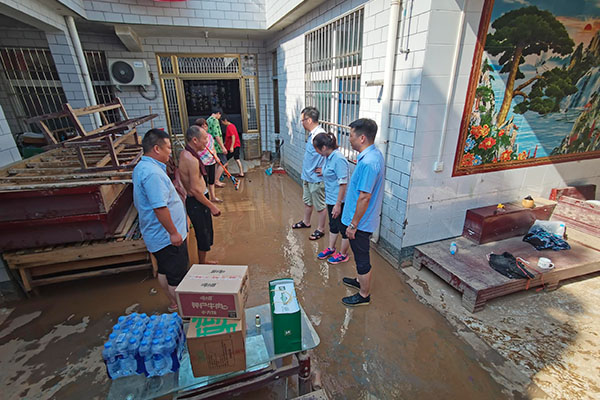 新鄉(xiāng)長城派代表慰問受災(zāi)的員工