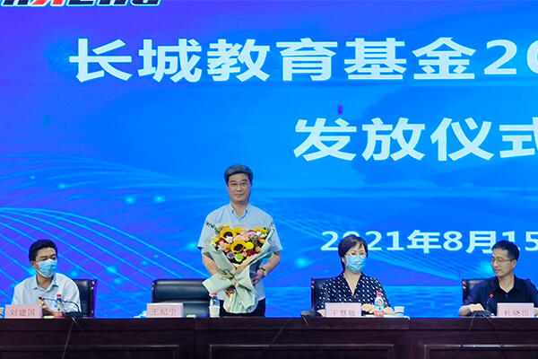 董事長(zhǎng)和王慧敏書(shū)記分別為獲獎(jiǎng)師生頒獎(jiǎng)
