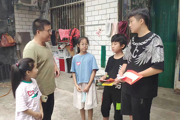 新鄉(xiāng)長(zhǎng)城集團(tuán)愛(ài)心家庭攜手輝縣義工“愛(ài)心助學(xué)，點(diǎn)亮希望”