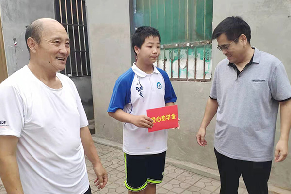新鄉(xiāng)長(zhǎng)城集團(tuán)愛(ài)心家庭攜手輝縣義工“愛(ài)心助學(xué)，點(diǎn)亮希望”