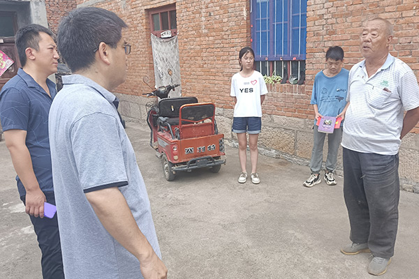 新鄉(xiāng)長(zhǎng)城集團(tuán)愛(ài)心家庭攜手輝縣義工“愛(ài)心助學(xué)，點(diǎn)亮希望”